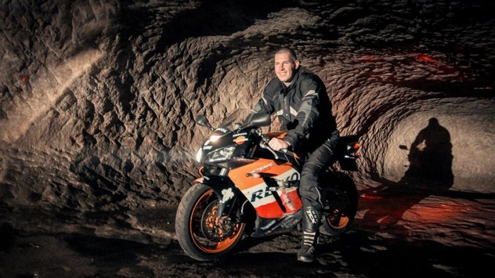 Pekelné doly běžně slouží motorkářům, ve filmu čertům.